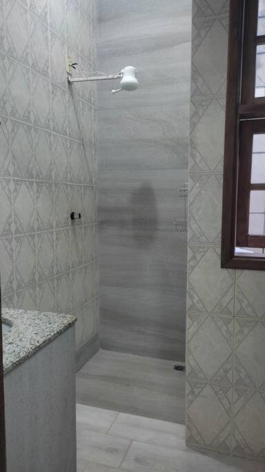 Casa Agradável, Arejada, Espaçosa, Perto de Tudo