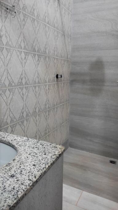 Casa Agradável, Arejada, Espaçosa, Perto de Tudo