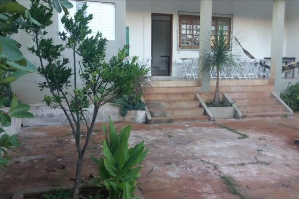 Casa Agradável, Arejada, Espaçosa, Perto de Tudo
