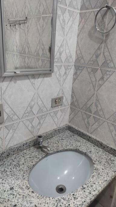 Casa Agradável, Arejada, Espaçosa, Perto de Tudo