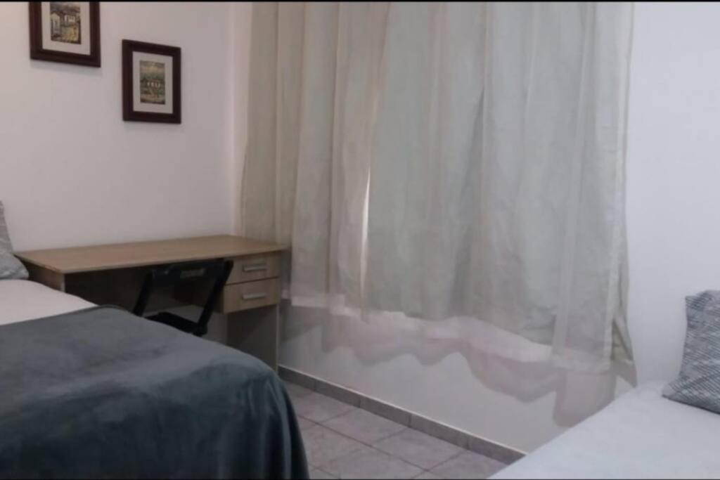 Casa Agradável, Arejada, Espaçosa, Perto de Tudo