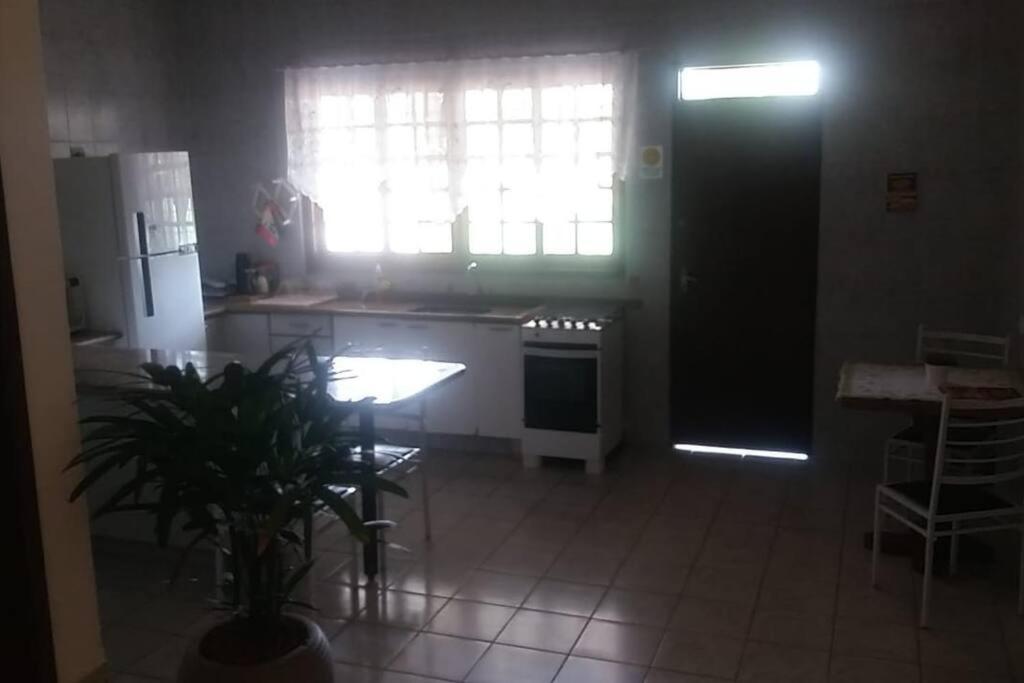 Casa Agradável, Arejada, Espaçosa, Perto de Tudo