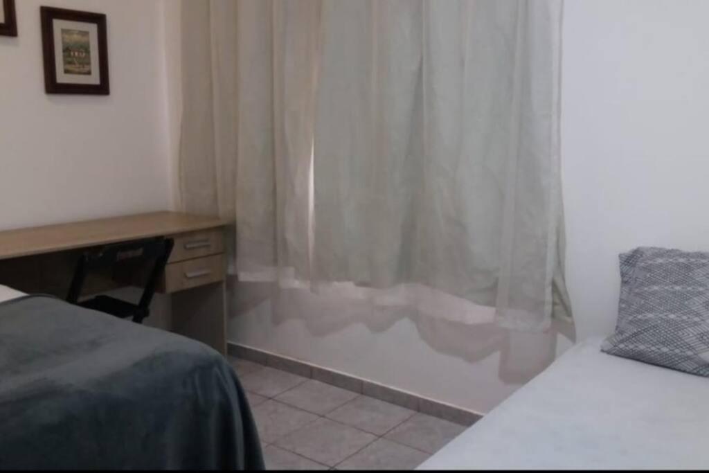 Casa Agradável, Arejada, Espaçosa, Perto de Tudo