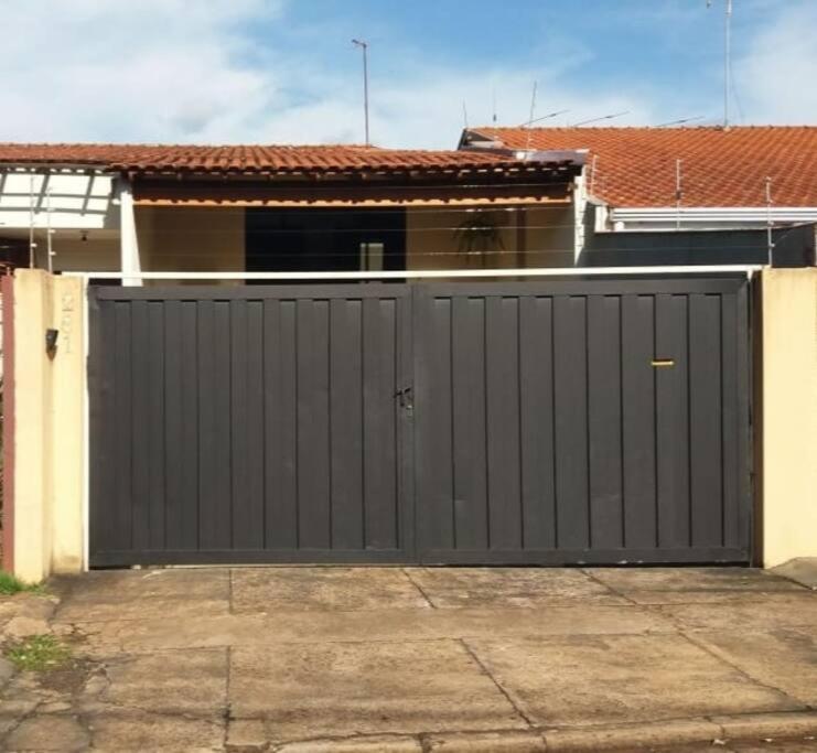 Casa Agradável, Arejada, Espaçosa, Perto de Tudo