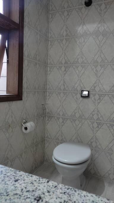 Casa Agradável, Arejada, Espaçosa, Perto de Tudo