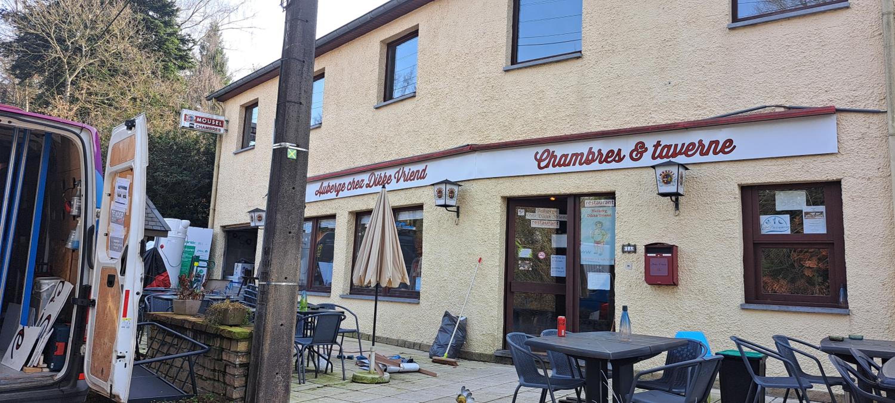 Auberge Chez Dikke Vriend, Chambres et taverne