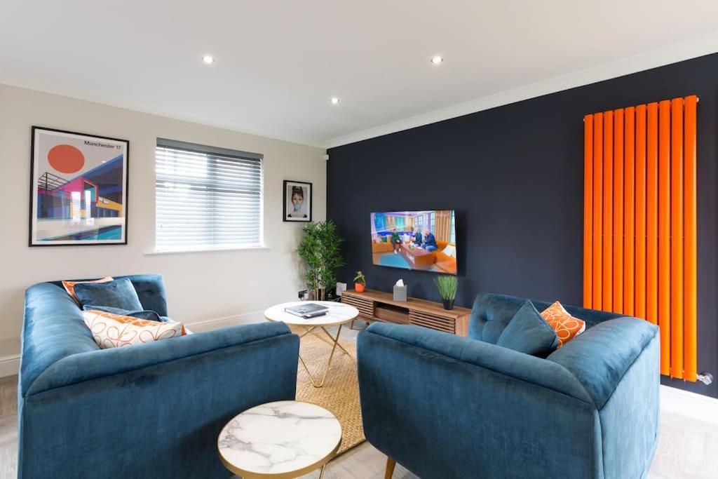 Stylish-2BR, Boutique property, 5min to ManAirport view 2