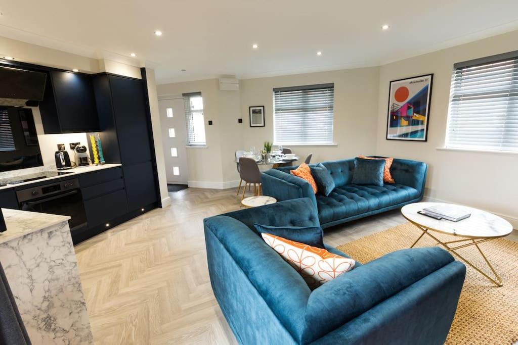 Stylish-2BR, Boutique property, 5min to ManAirport view 4