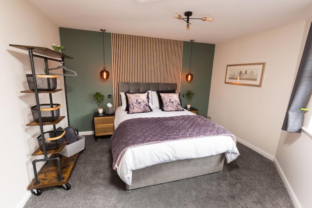 Stylish-2BR, Boutique property, 5min to ManAirport view 5