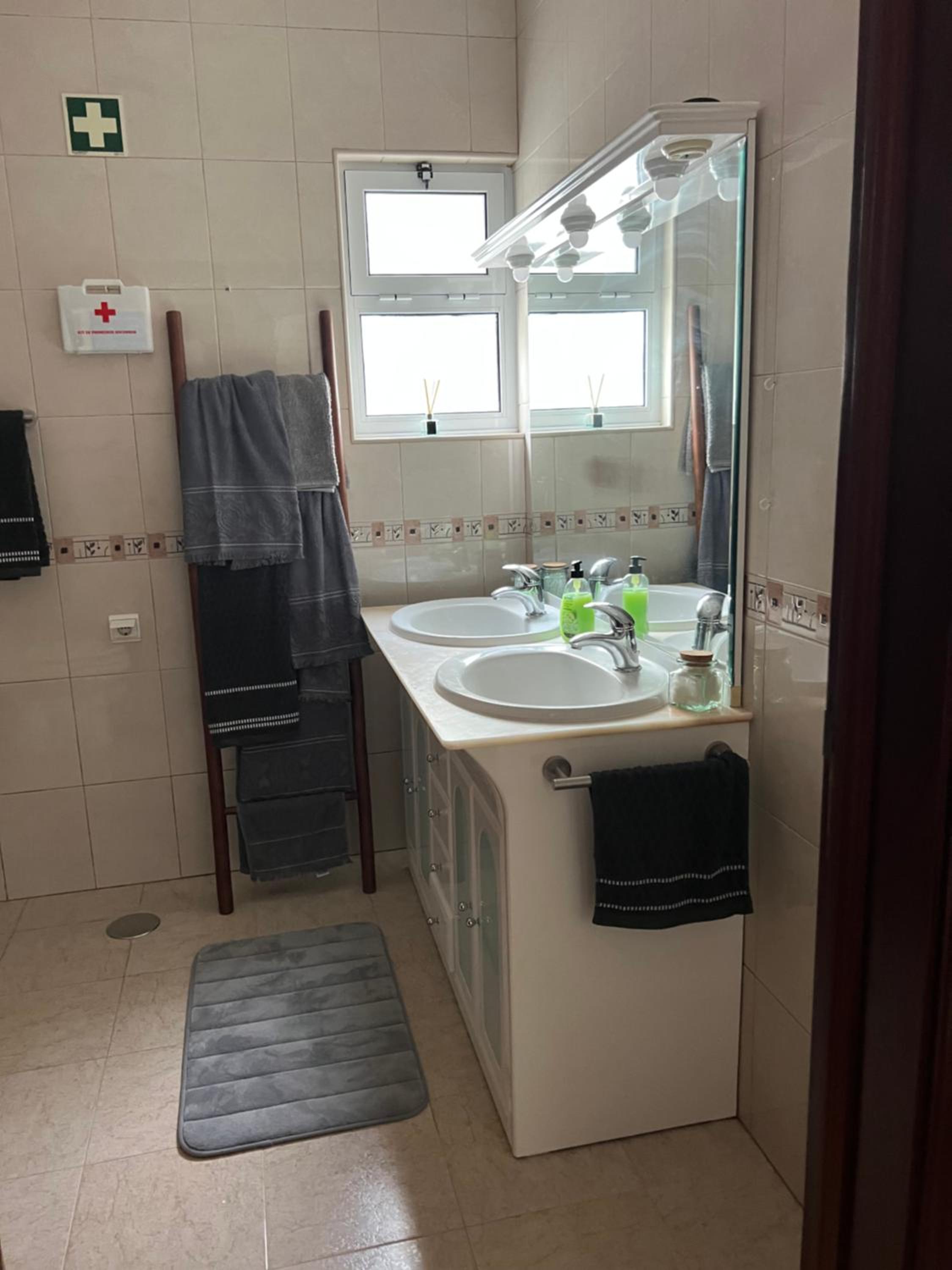 Populo Beach Villa, Walk to Beach, Air Conditioning and Heating, near Ponta Delgada view 5