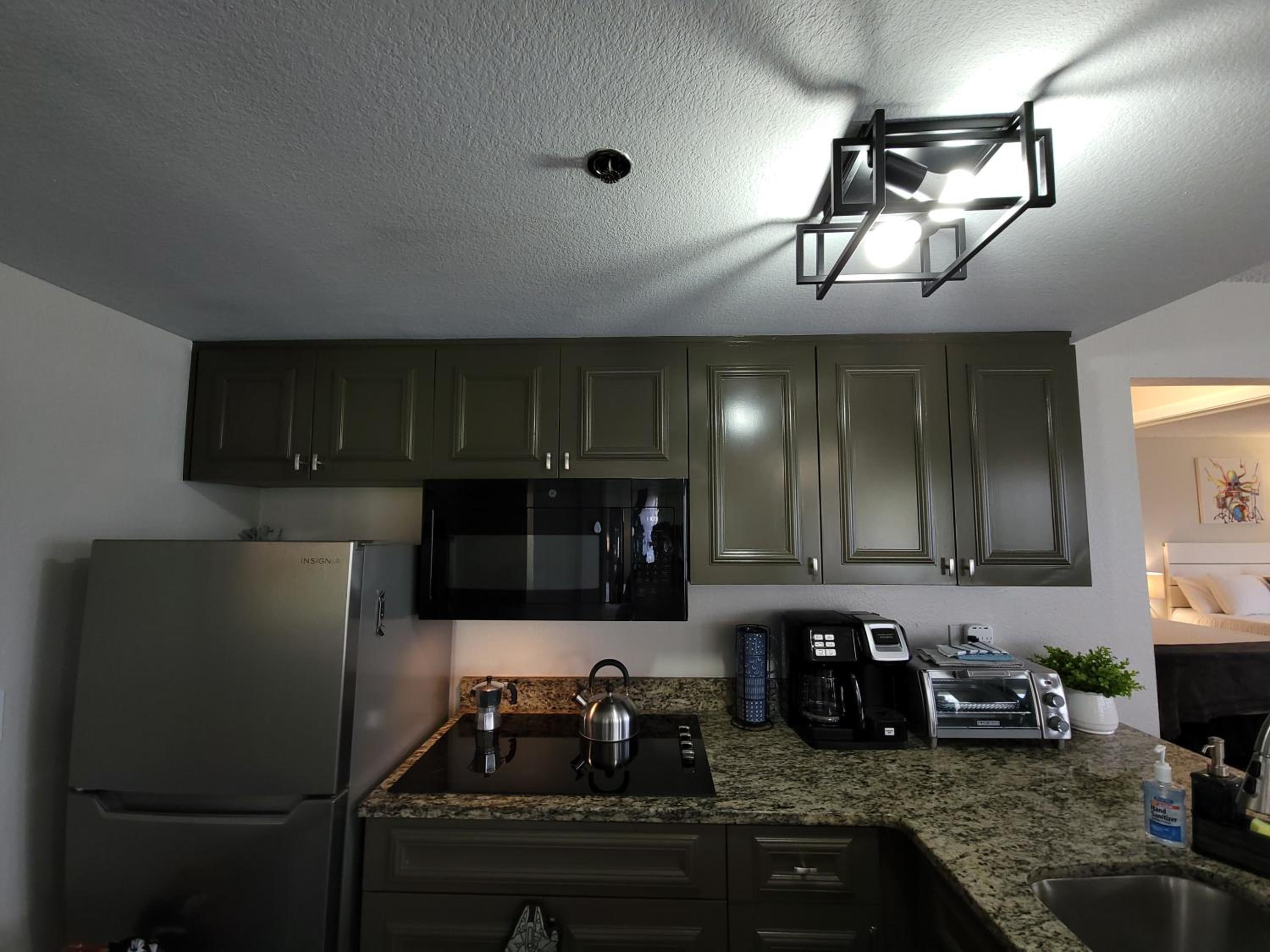 2bd/2bth Modern Condo on International Dr. w Pool ! Near Sea World and Universal