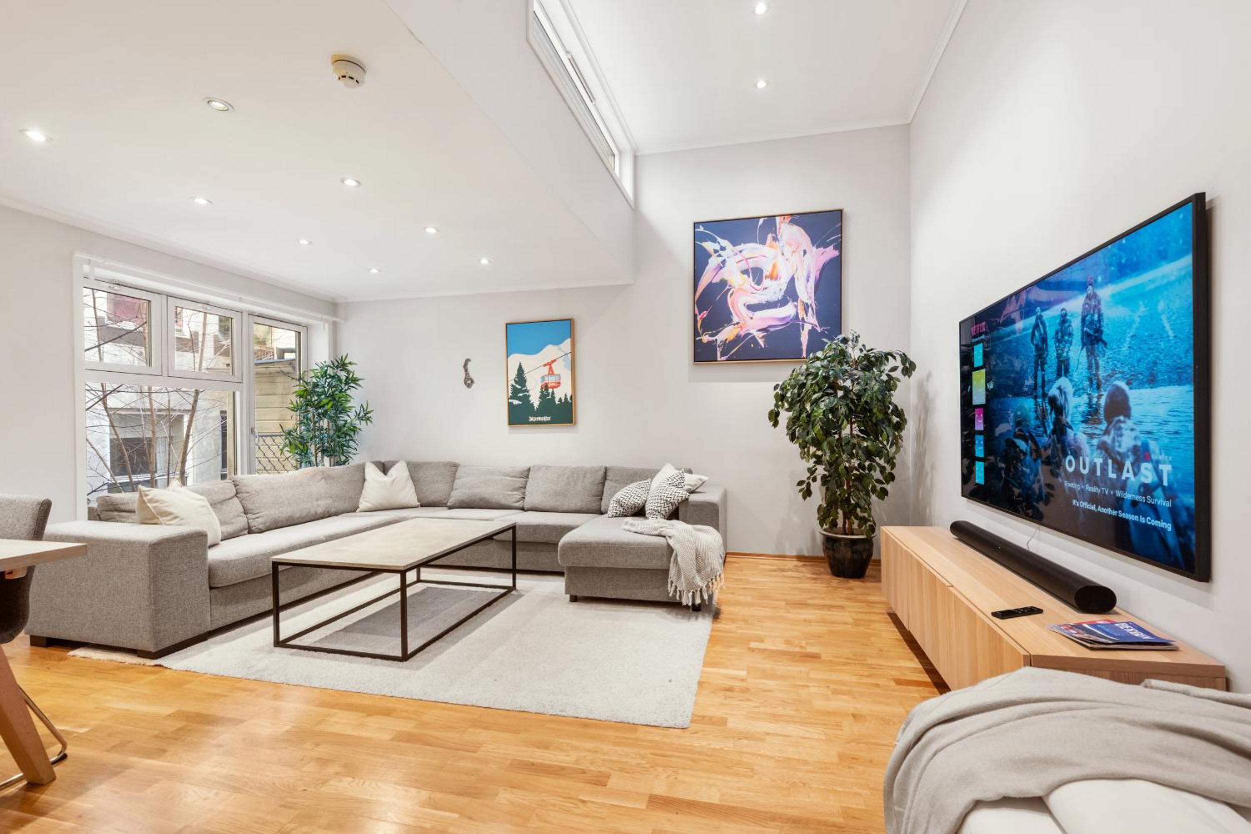 Bergen Vacations - 12-Guest Apartment - Self Check-In - Large Smart TV - Central - Property Image 29