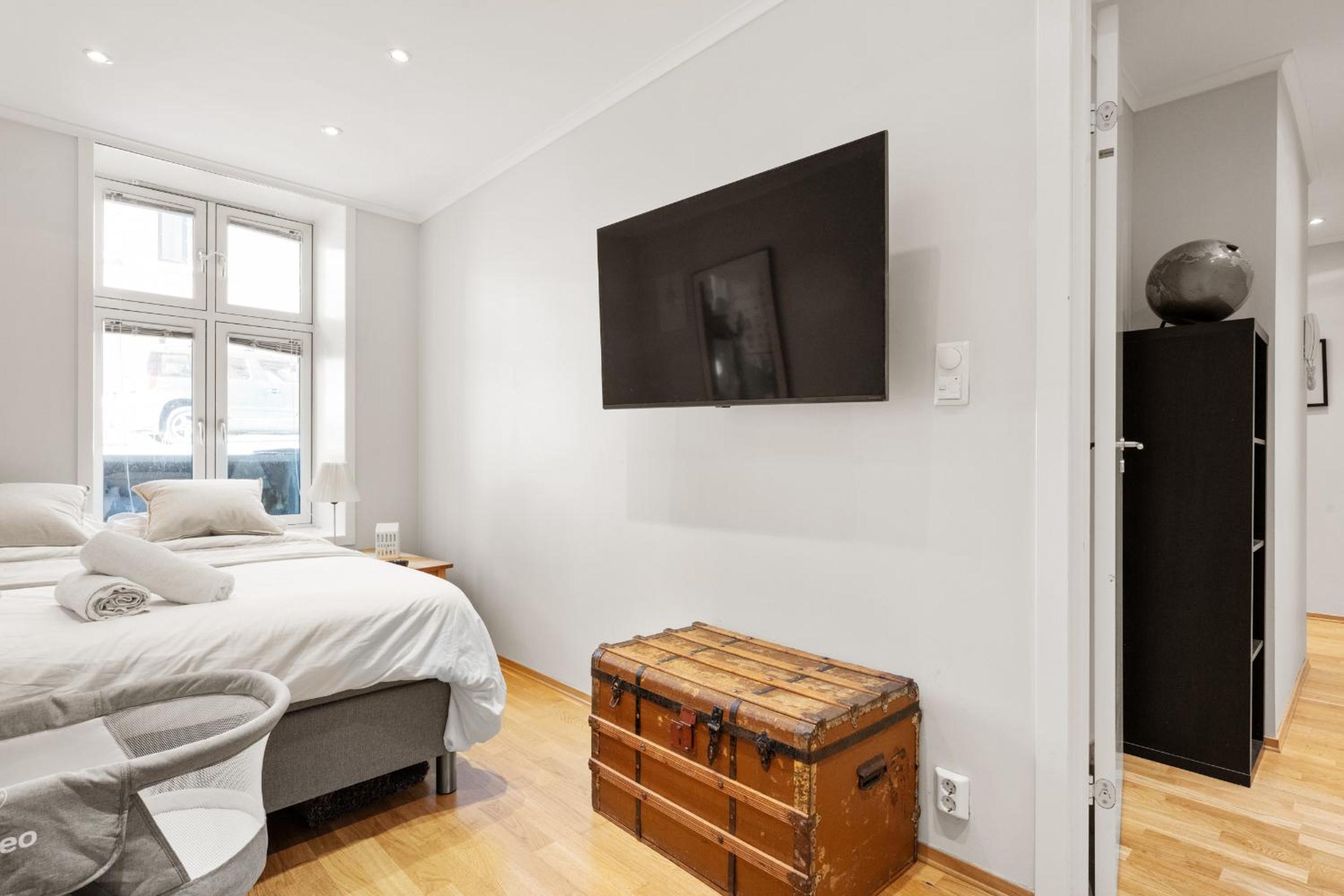 Bergen Vacations - 12-Guest Apartment - Self Check-In - Large Smart TV - Central - Property Image 10