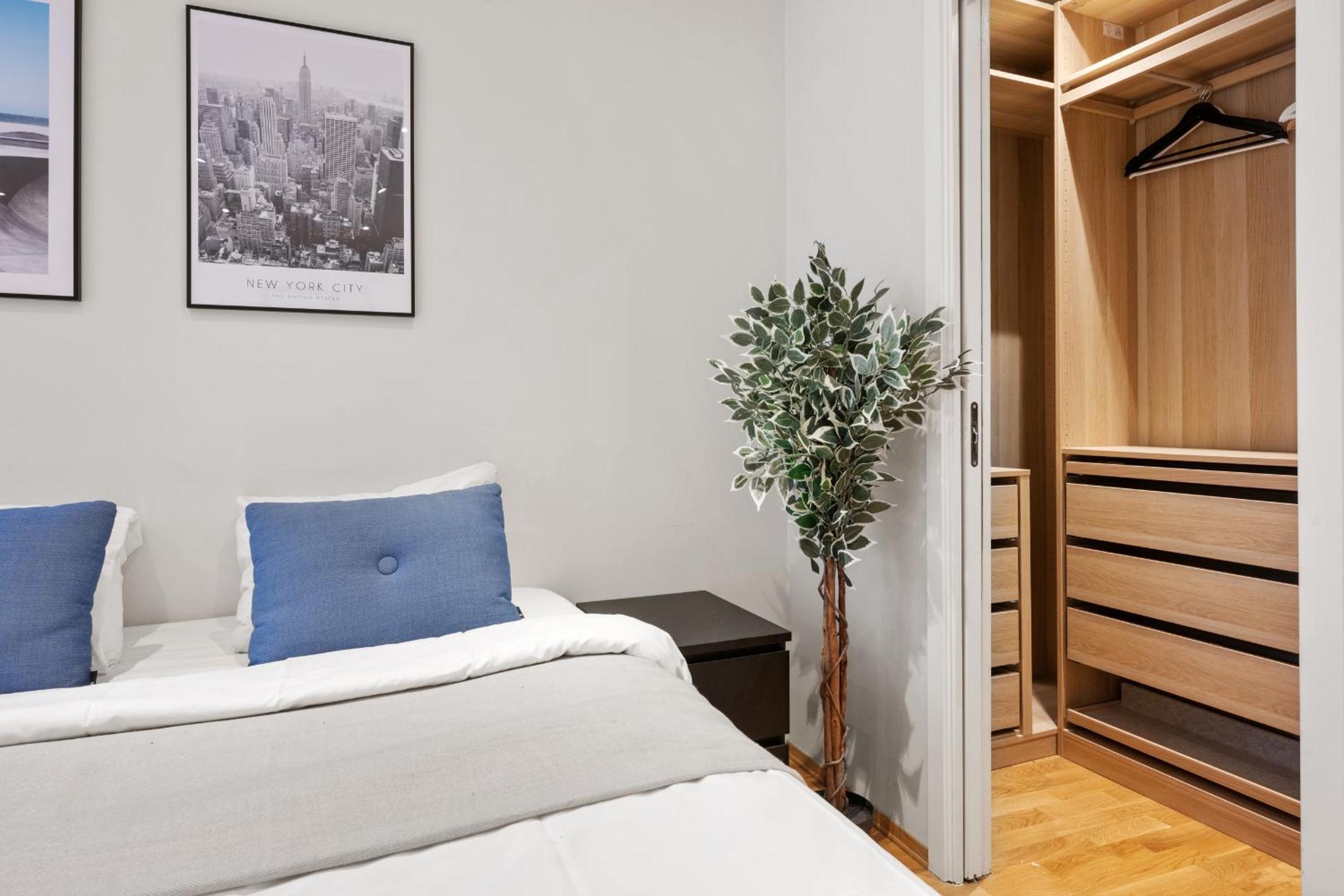 Bergen Vacations - 12-Guest Apartment - Self Check-In - Large Smart TV - Central - Property Image 1
