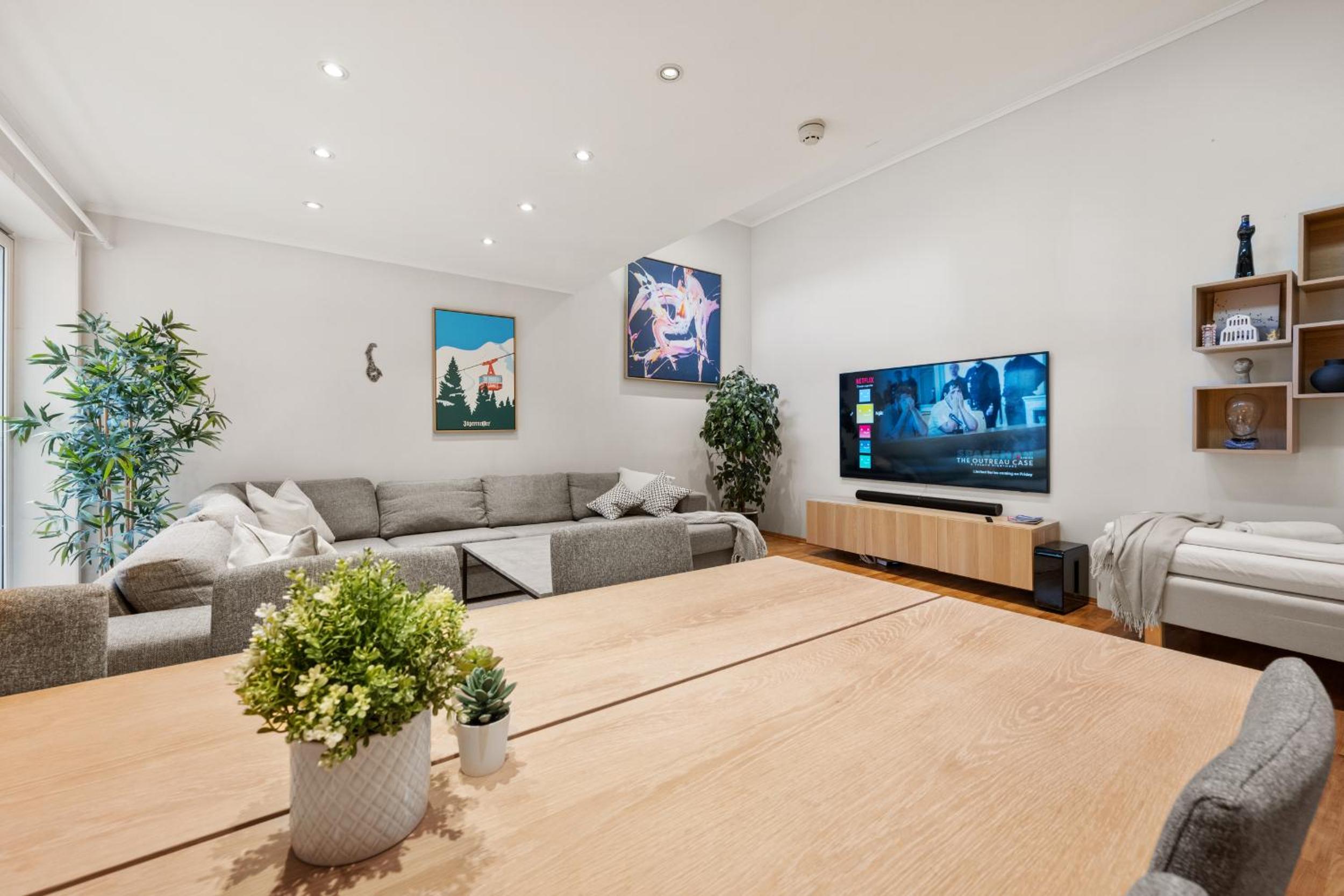 Bergen Vacations - 12-Guest Apartment - Self Check-In - Large Smart TV - Central - Property Image 26