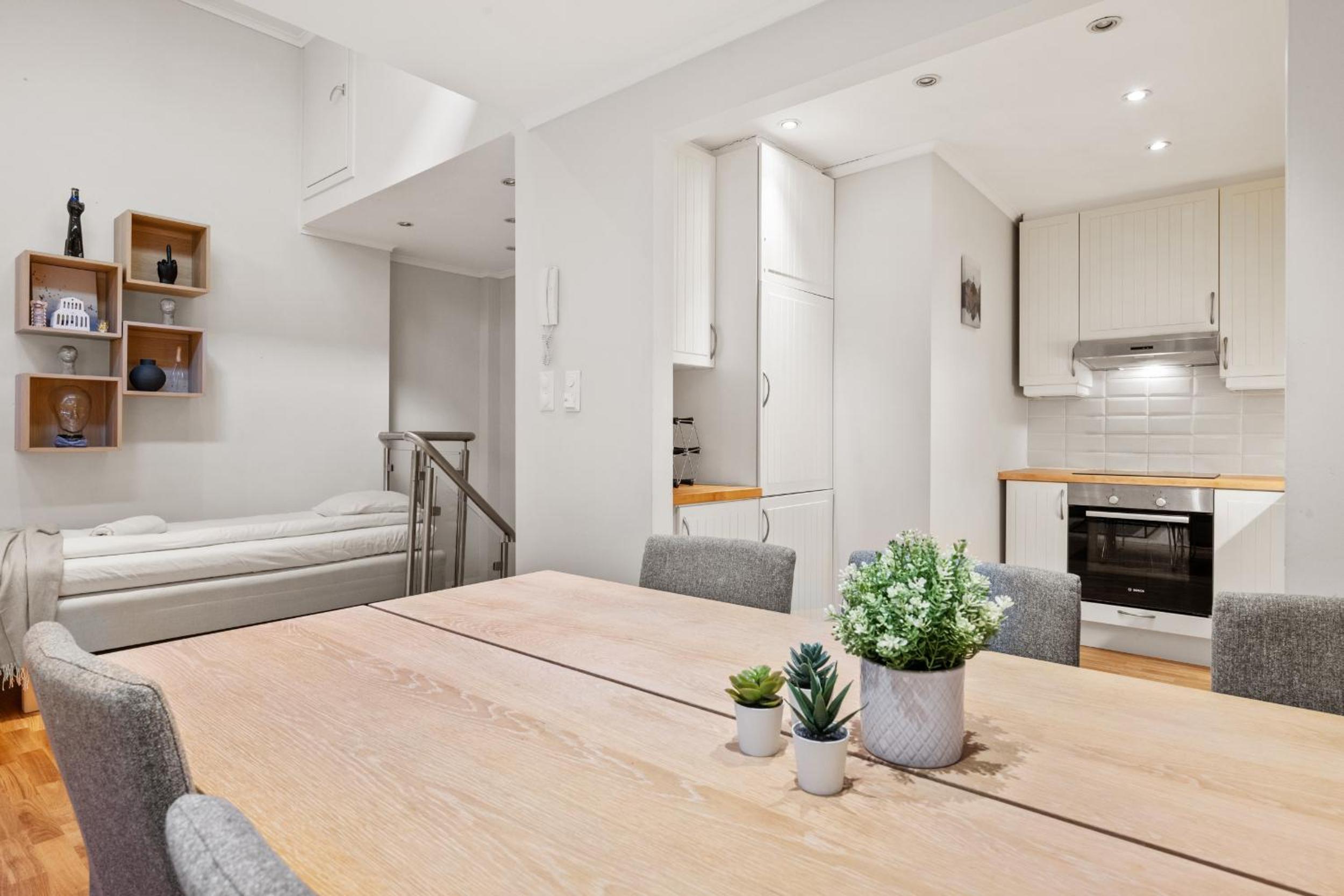 Bergen Vacations - 12-Guest Apartment - Self Check-In - Large Smart TV - Central - Property Image 30