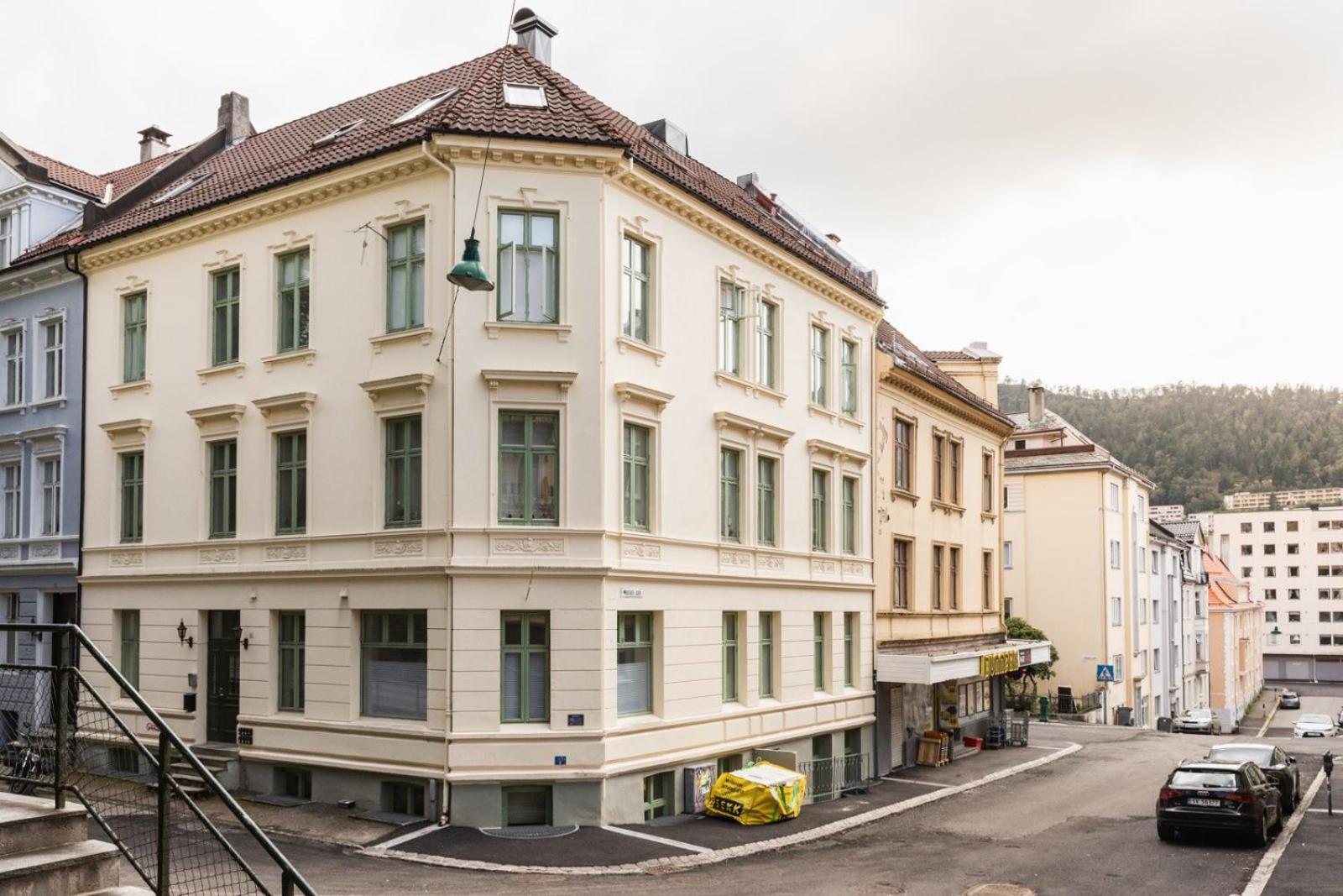 Bergen Vacations - 12-Guest Apartment - Self Check-In - Large Smart TV - Central - Property Image 2