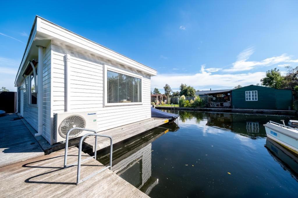 New- Private Cosy Houseboat, on a lake near Amsterdam