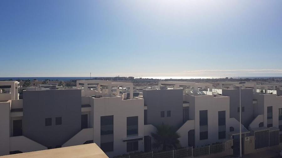 Oasis Beach - Top floor with seaview view 3