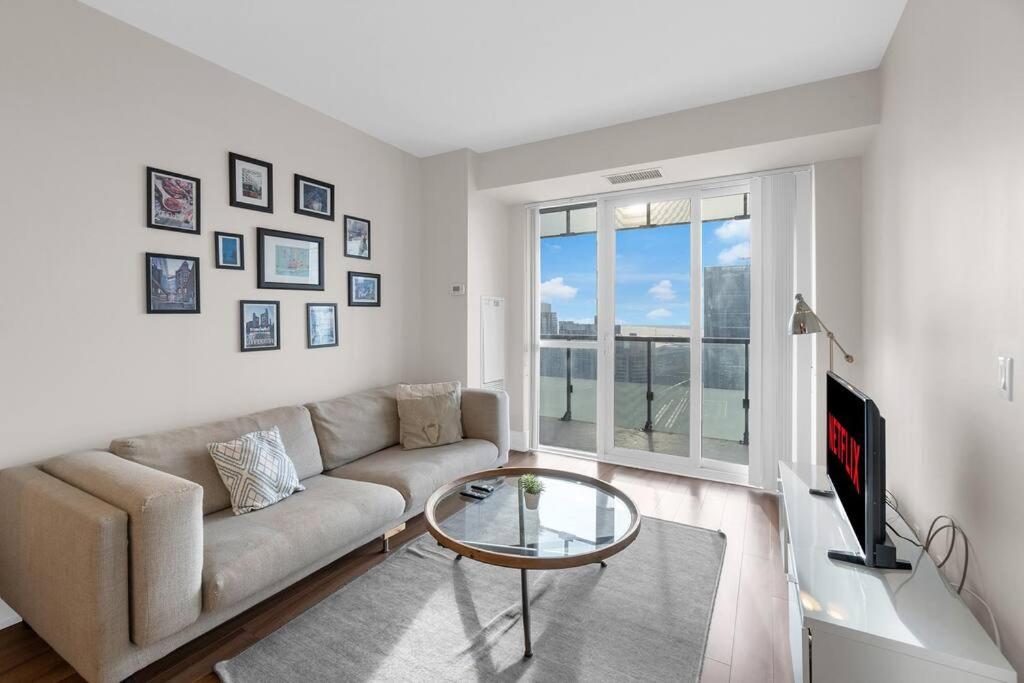 Rare 1BR - Rooftop Pool, Next to MTCC & CN Tower