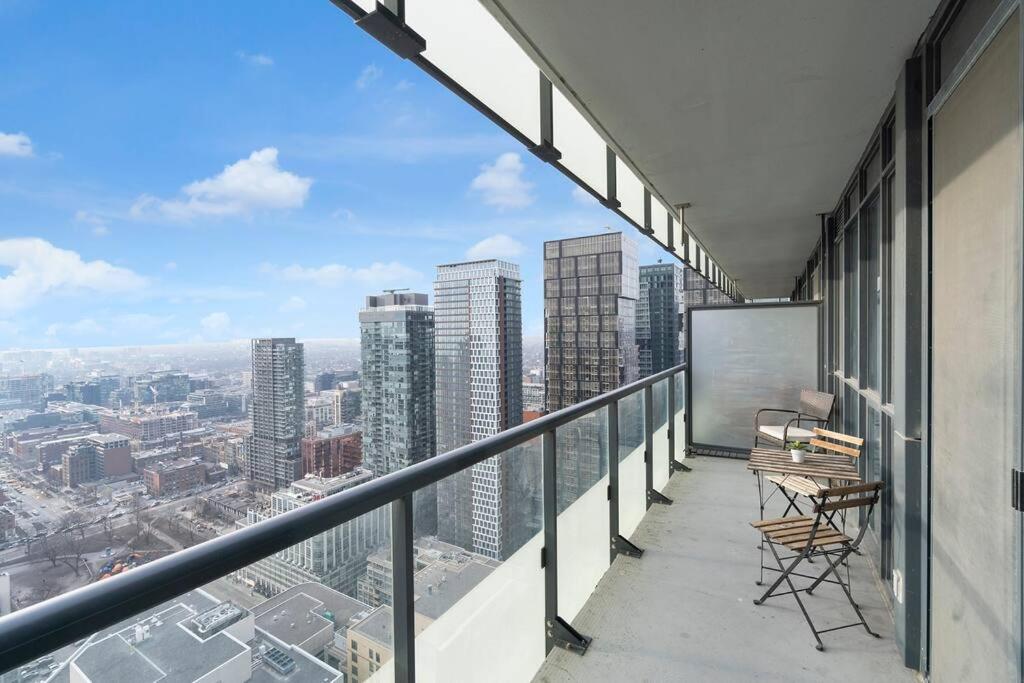 Rare 1BR - Rooftop Pool, Next to MTCC & CN Tower
