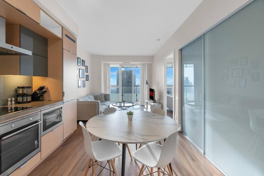 Rare 1BR - Rooftop Pool, Next to MTCC & CN Tower