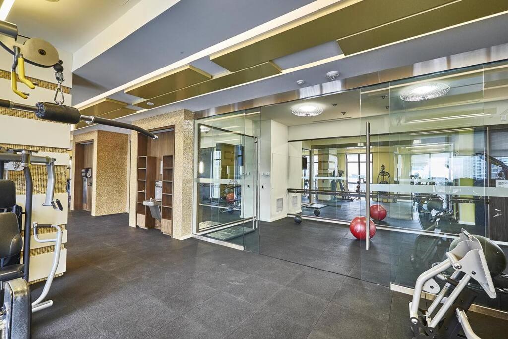 Rare 1BR - Rooftop Pool, Next to MTCC & CN Tower