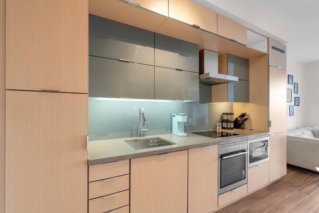 Rare 1BR - Rooftop Pool, Next to MTCC & CN Tower