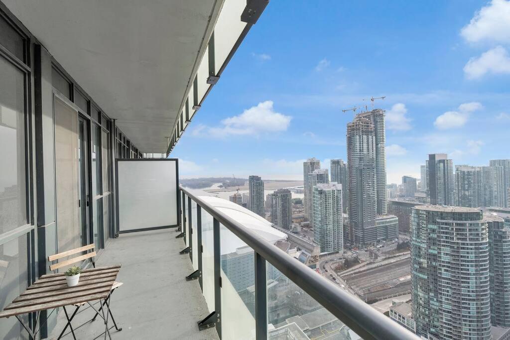 Rare 1BR - Rooftop Pool, Next to MTCC & CN Tower