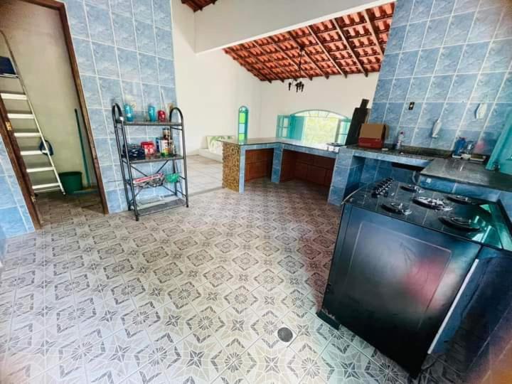 Casa em Angra com muito verde e praia