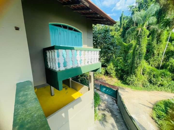 Casa em Angra com muito verde e praia