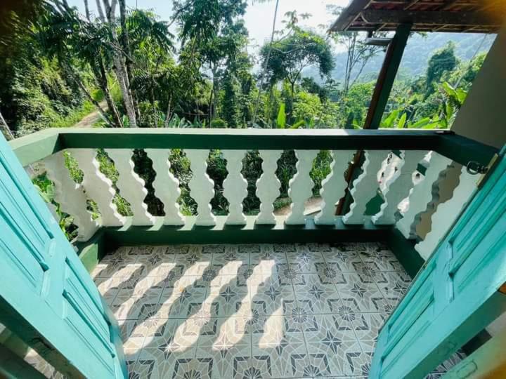 Casa em Angra com muito verde e praia
