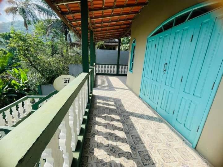 Casa em Angra com muito verde e praia