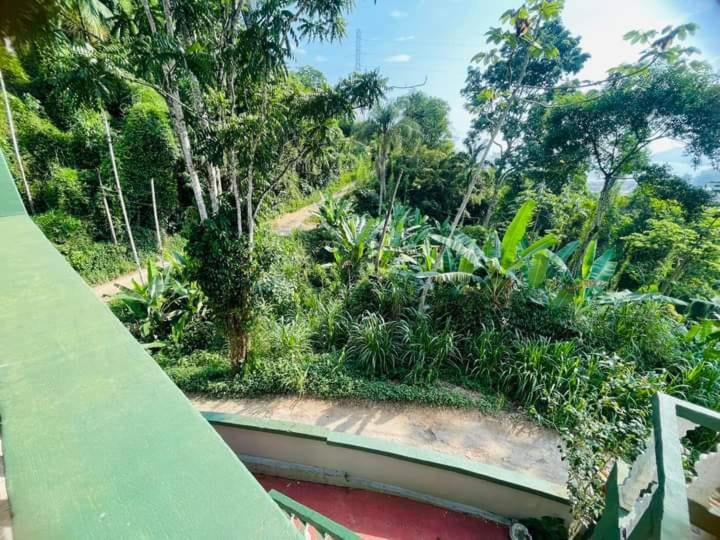 Casa em Angra com muito verde e praia