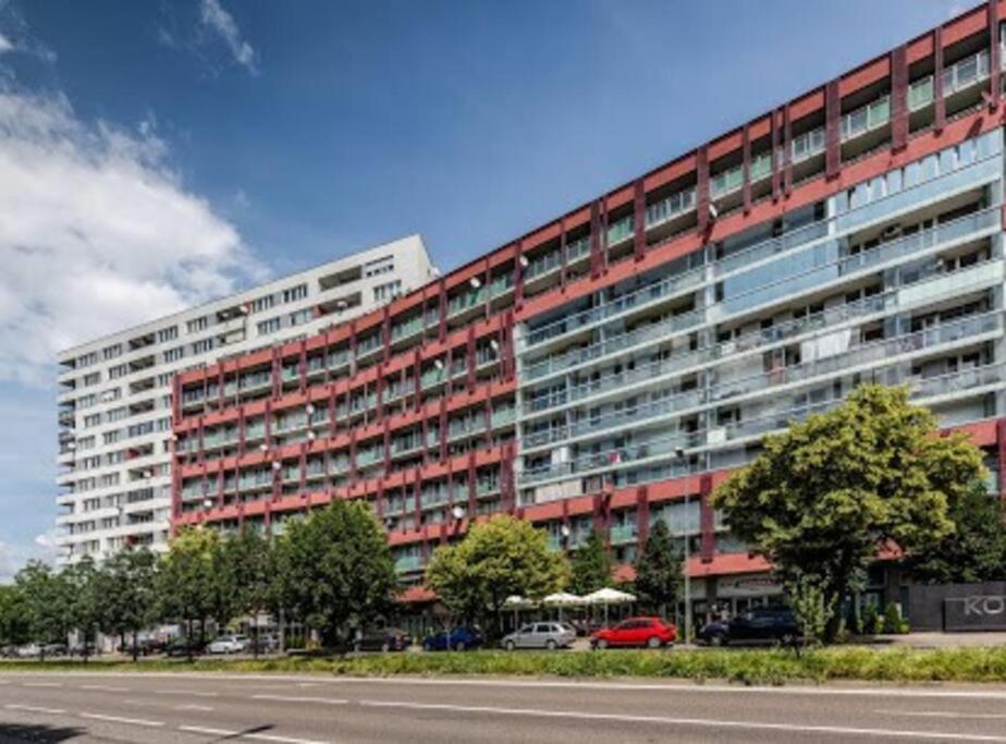 UrbanElegance Escape, top location, private parking view 2
