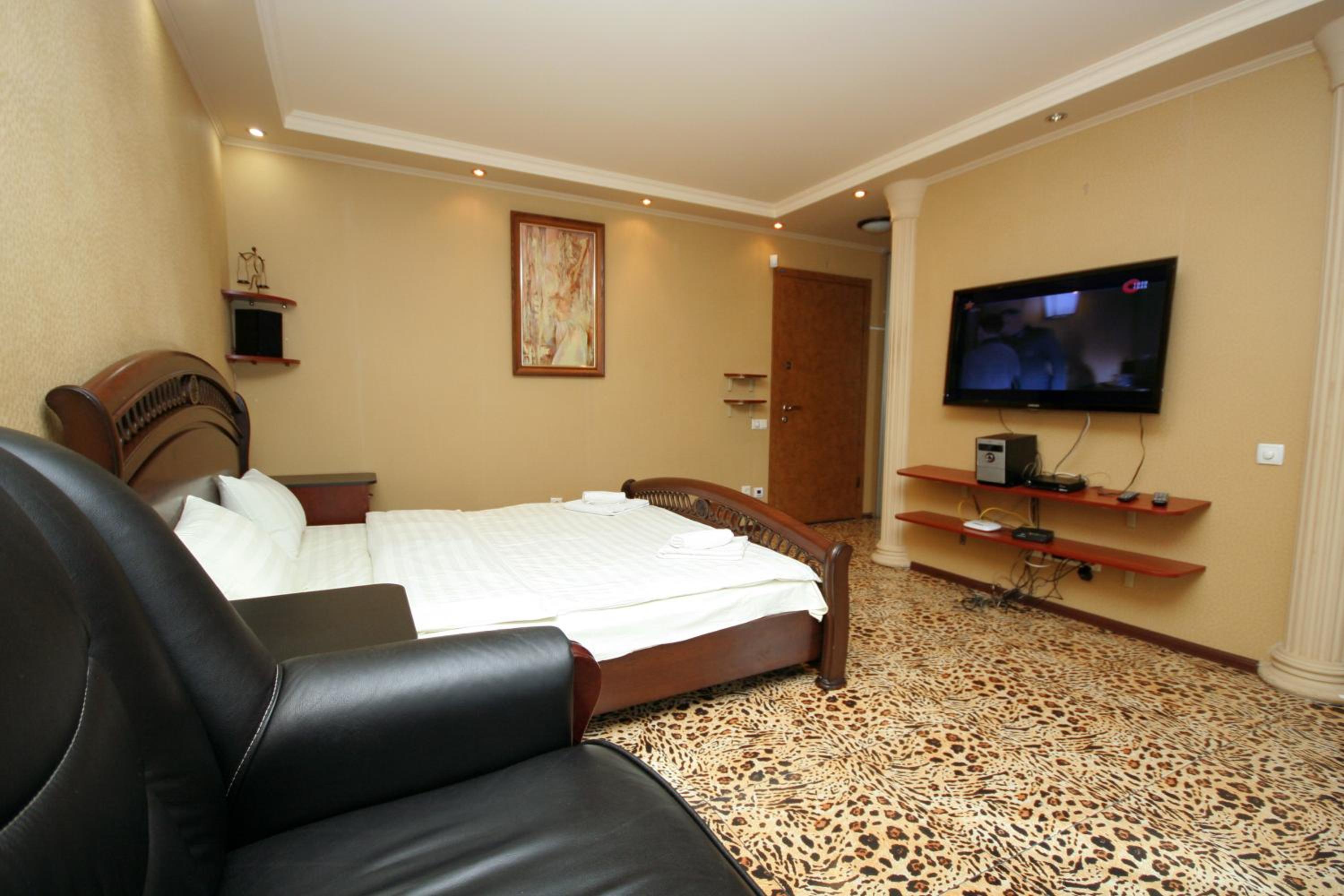 Pechersk Apartment in Kiev Center view 4