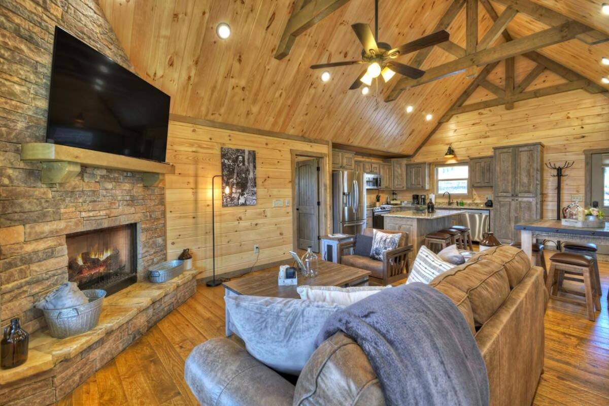 Runner's Roost Dog Friendly Cabin in North GA Mtns