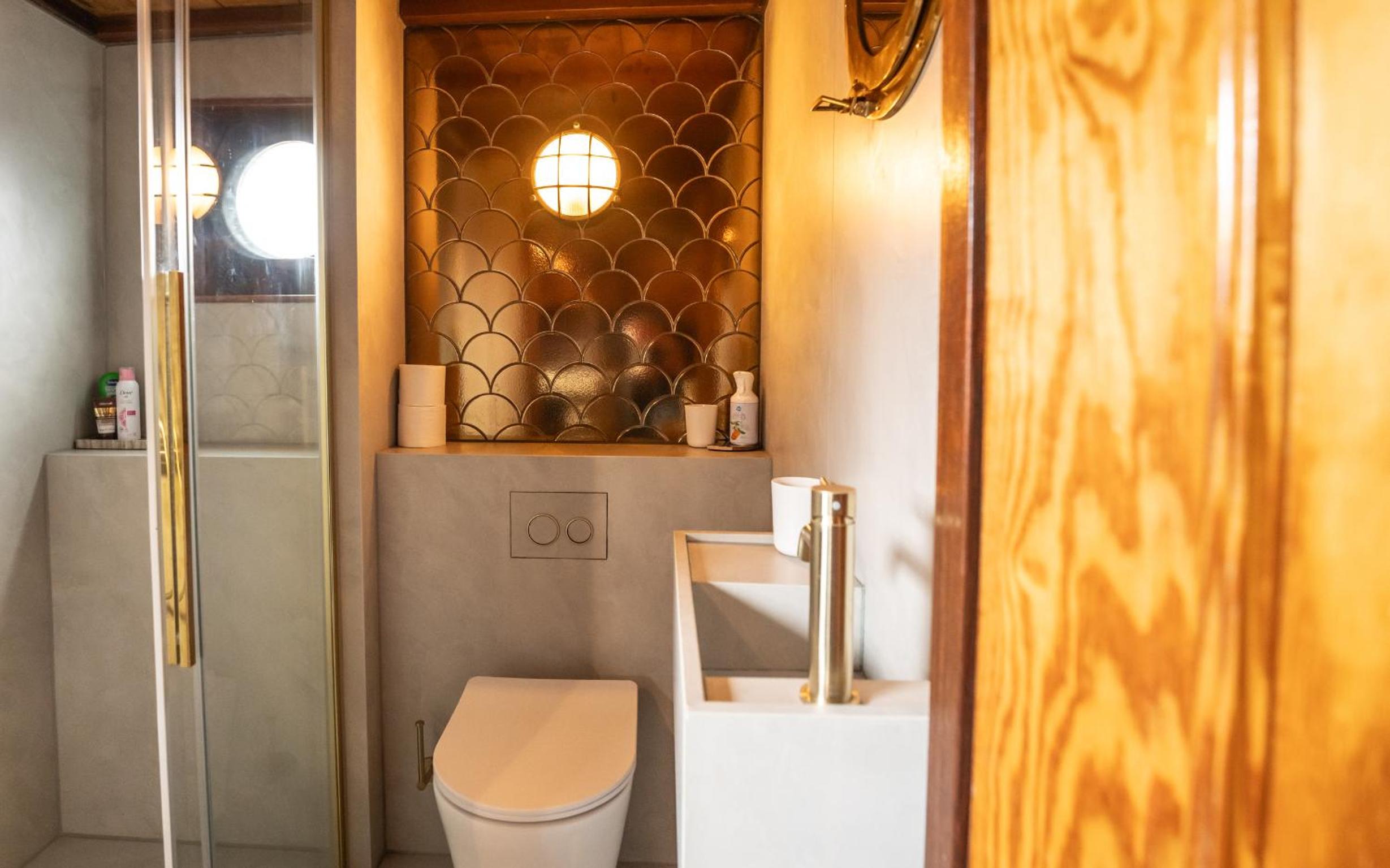 Houseboat-Amsterdam-Classic