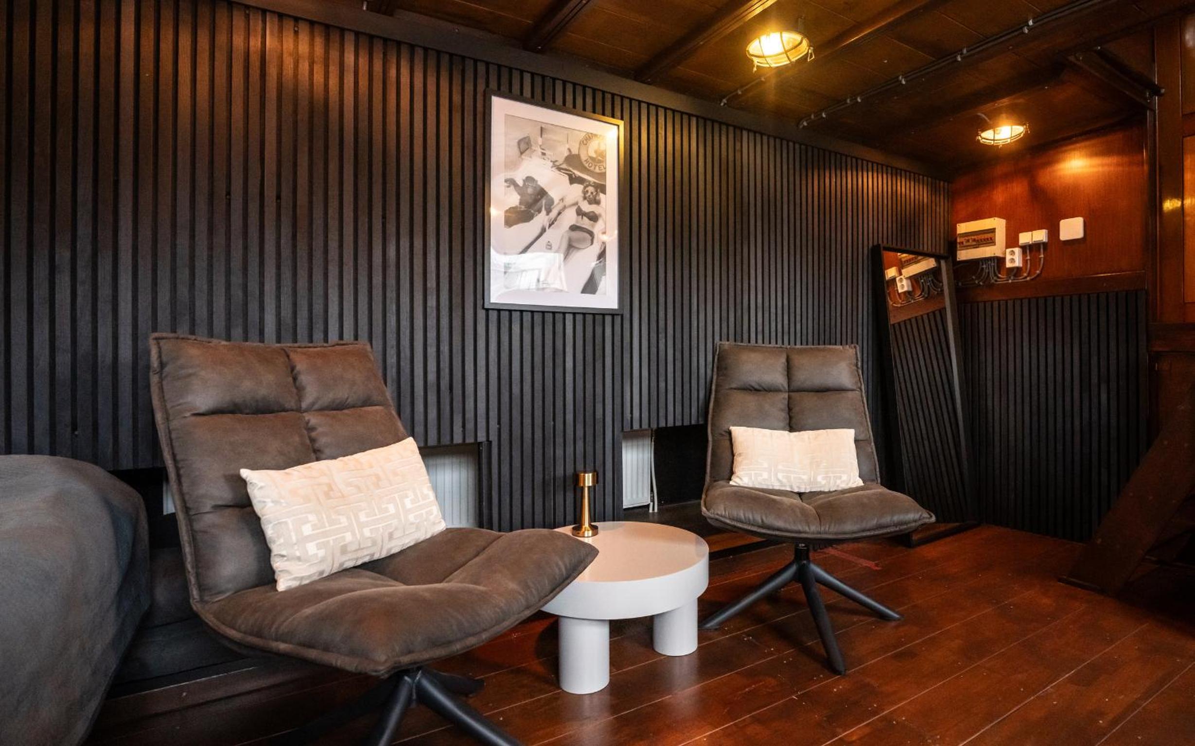 Houseboat-Amsterdam-Classic