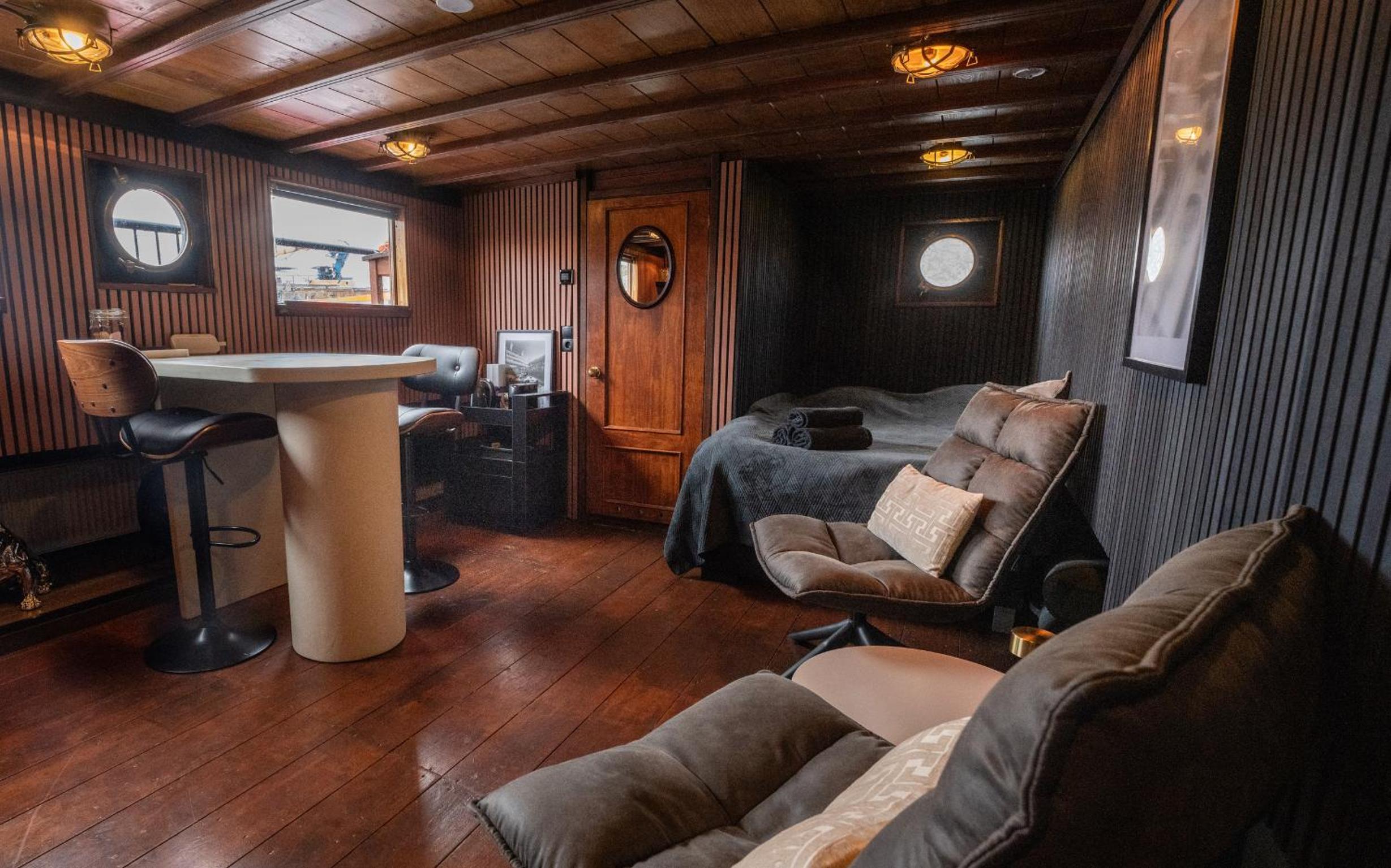 Houseboat-Amsterdam-Classic