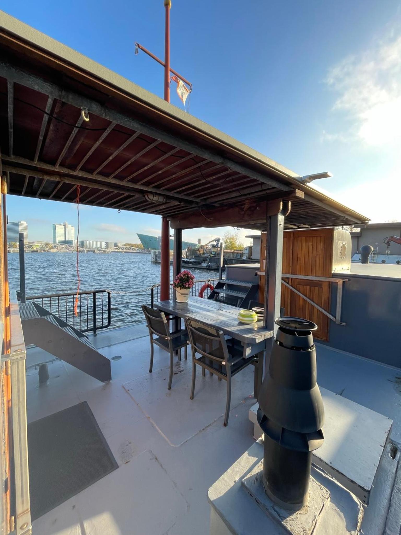 Houseboat-Amsterdam-Classic