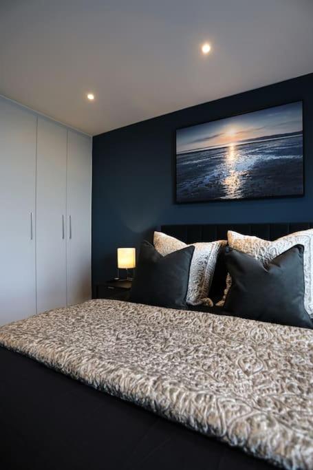 SoHot Stays Beach Haven Apt With Sea Views A Balcony & Free Parking view 4