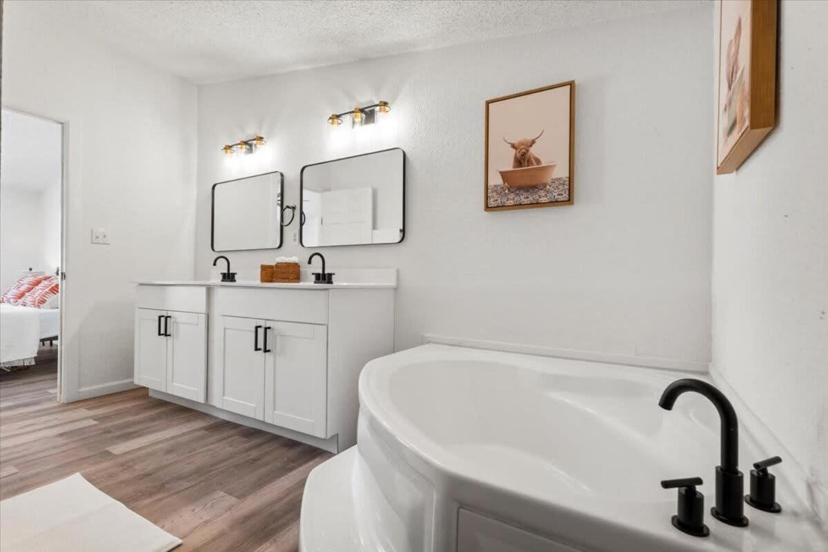 Starlight Horizon Cabin F - Pet-Friendly Texas Hill Country Cabin Near Canyon Lake - Pool, Stargazing & Group Getaways - Sleeps 8
