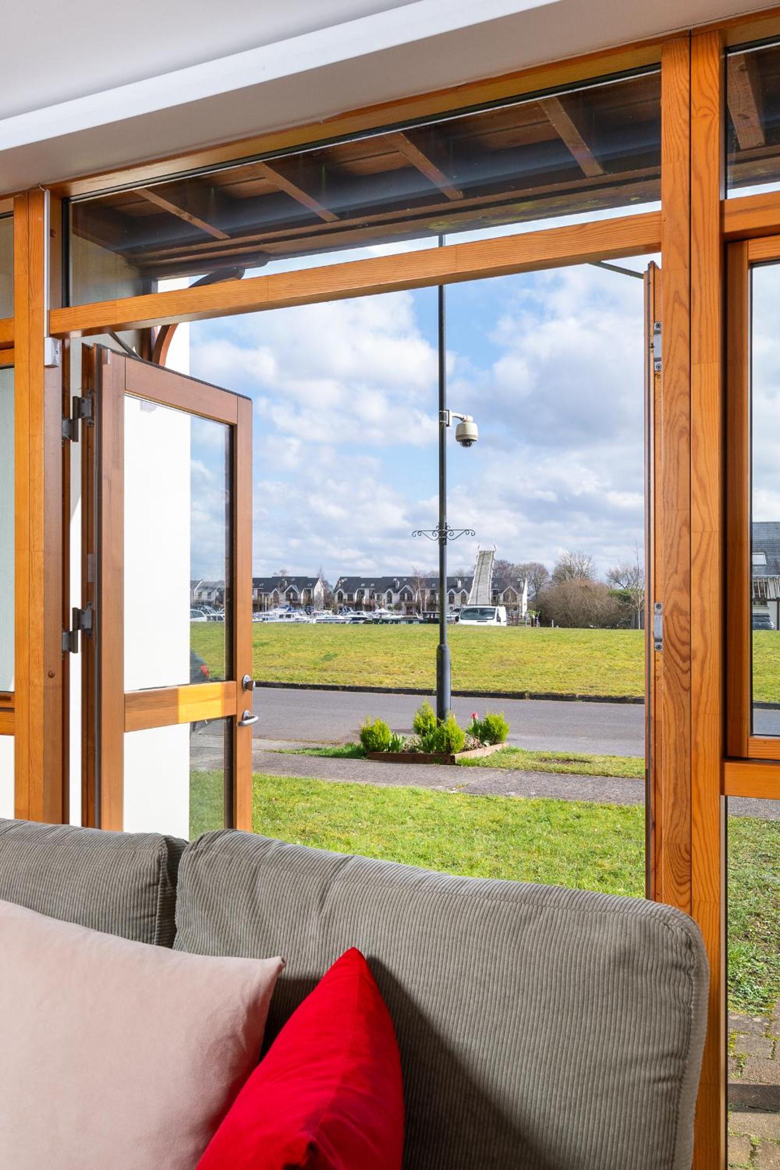 Shannonside - Stylish 5 Bed Marina home & 40ft mooring view 5