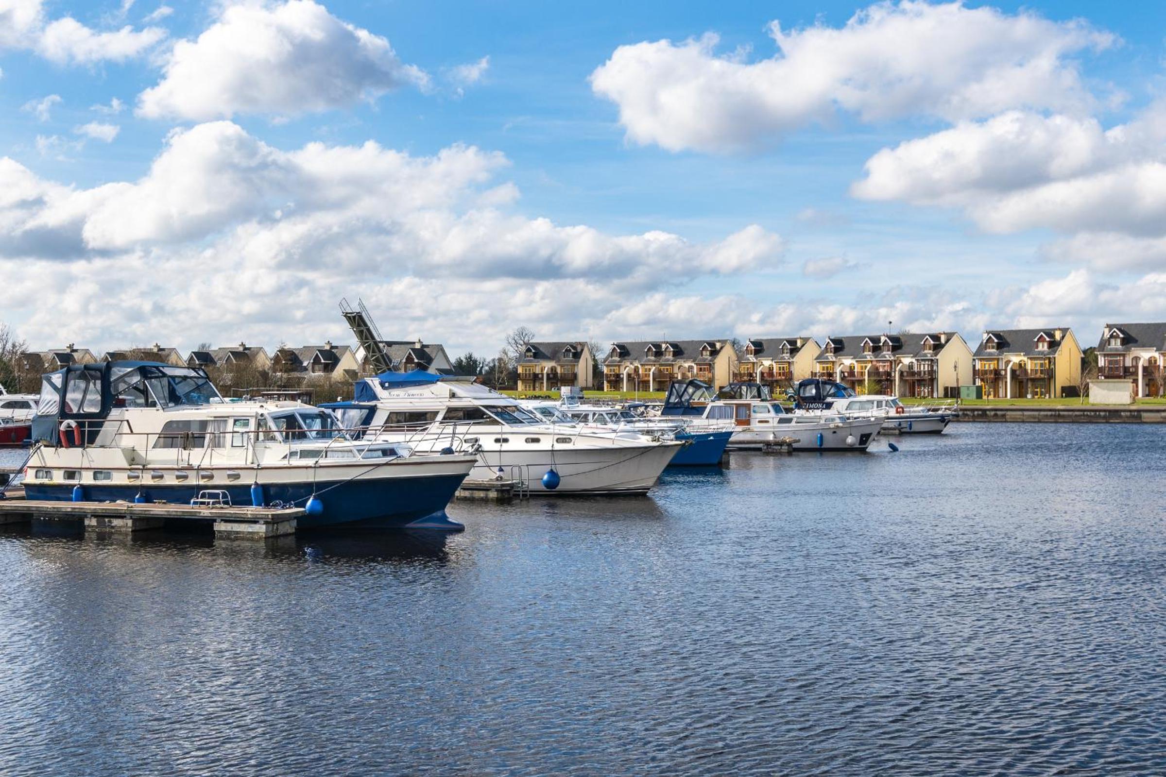 Shannonside - Stylish 5 Bed Marina home & 40ft mooring view 3