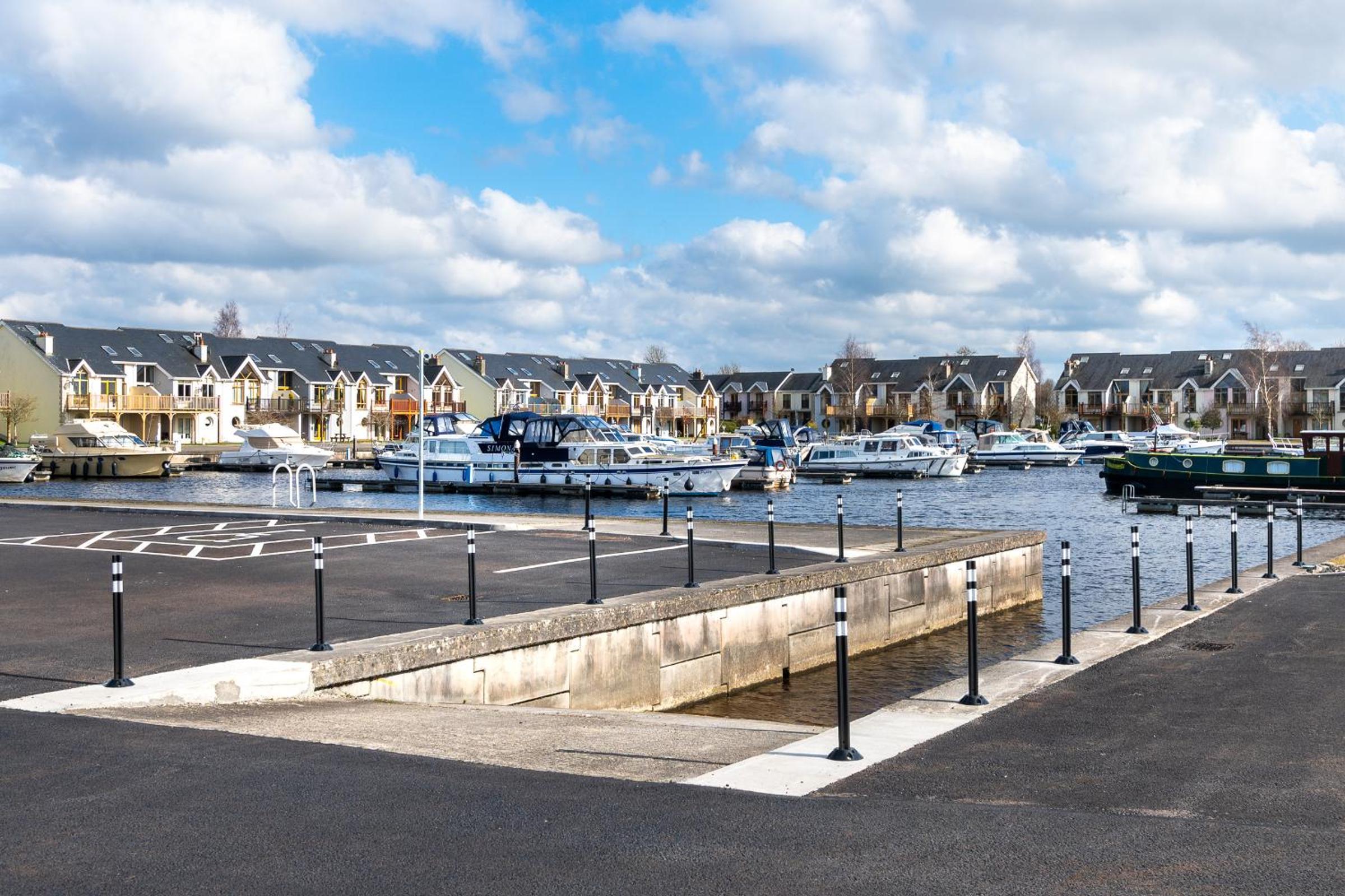 Shannonside - Stylish 5 Bed Marina home & 40ft mooring view 4