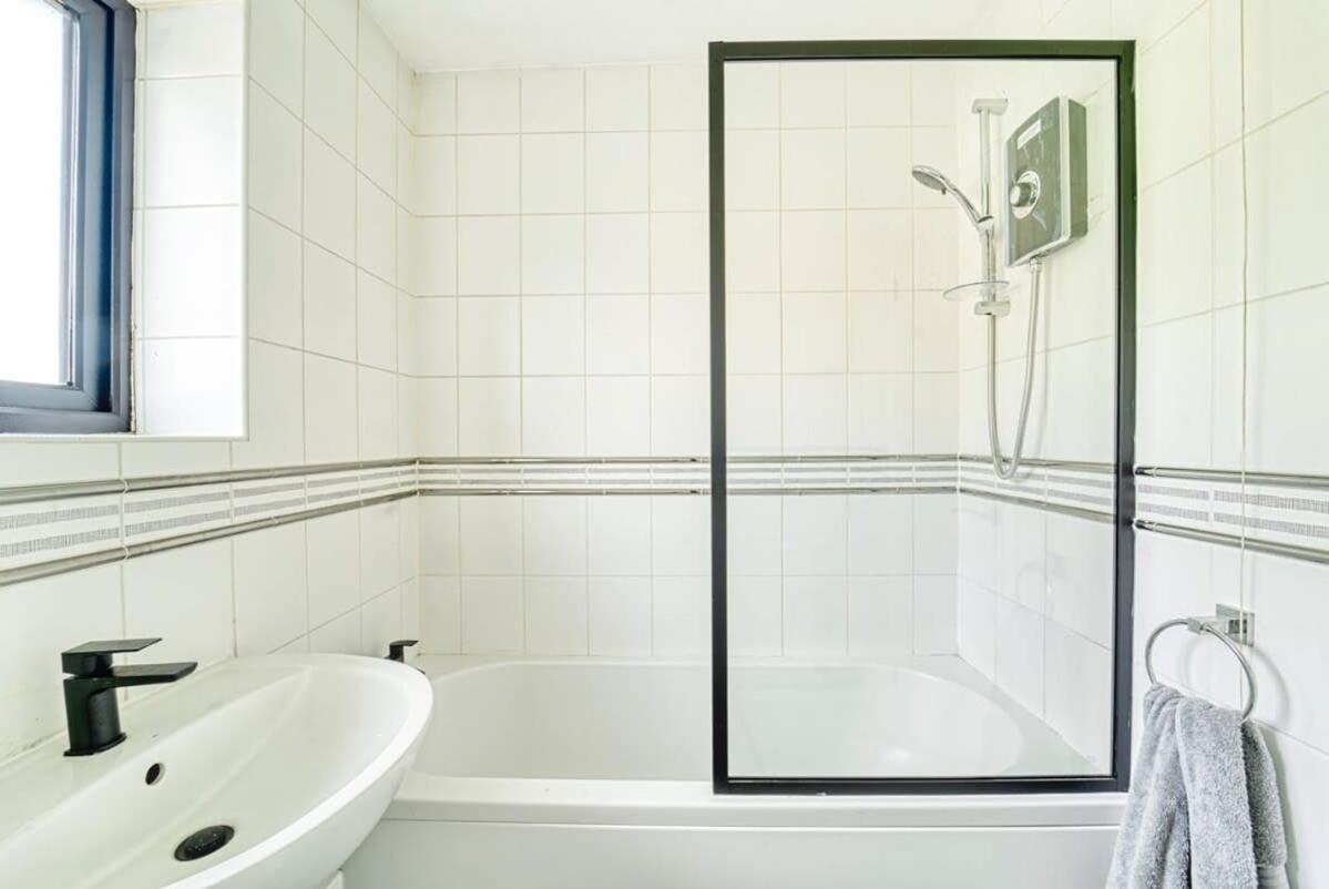 Modern 1BR Apt Netflix, Parking, M6 Access