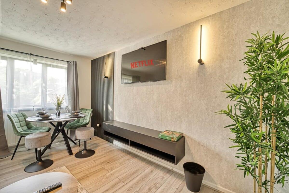 Modern 1BR Apt Netflix, Parking, M6 Access