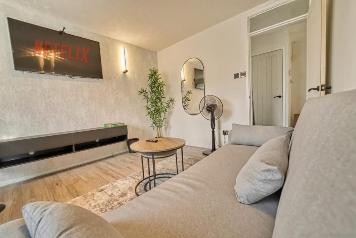 Modern 1BR Apt Netflix, Parking, M6 Access