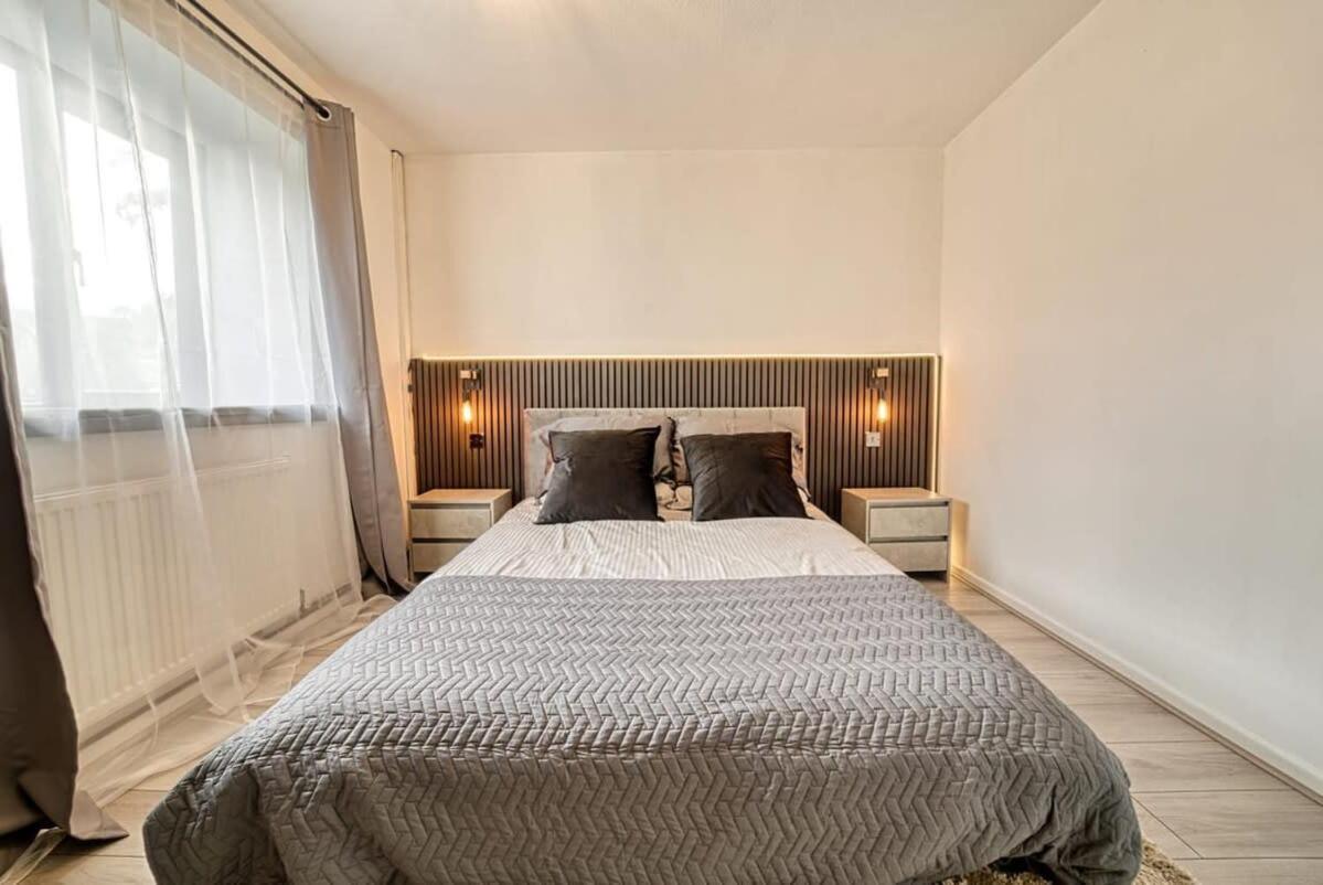 Modern 1BR Apt Netflix, Parking, M6 Access